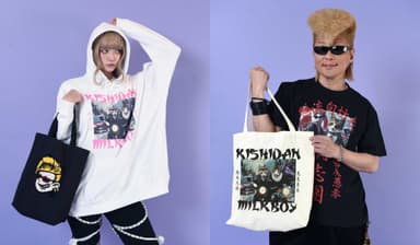 左) パーカー 15&#44;950円／トートバッグ 7&#44;700円　右) Tシャツ 11&#44;550円／トートバッグ 7&#44;150円(全て税込み)