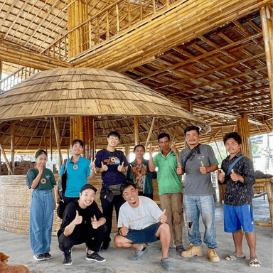 竹でできた持続可能な建物を見学