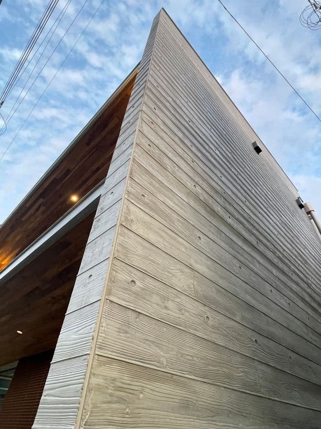 まもなく累計2,000枚到達!話題の「杉の型枠用うづくり板」に
厚み15mm新登場
建築設計事務所・施工会社から3ヶ月で30件超の反響