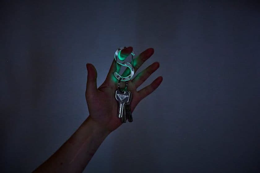 愛知×埼玉の町工場が手を組んだ!
光り纏うカラビナ「Dura-glow」誕生
蓄光樹脂とジュラルミンが融合したS字型カラビナ