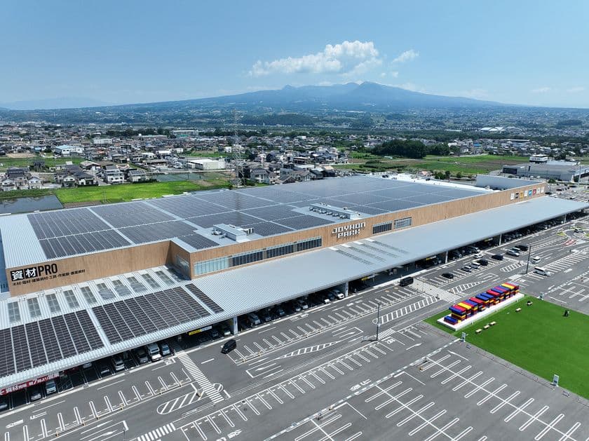ジョイフル本田×アイ・グリッド
太陽光発電および蓄電池を11店舗に導入し本格稼働
~年間約3,800トンのCO2排出削減に~