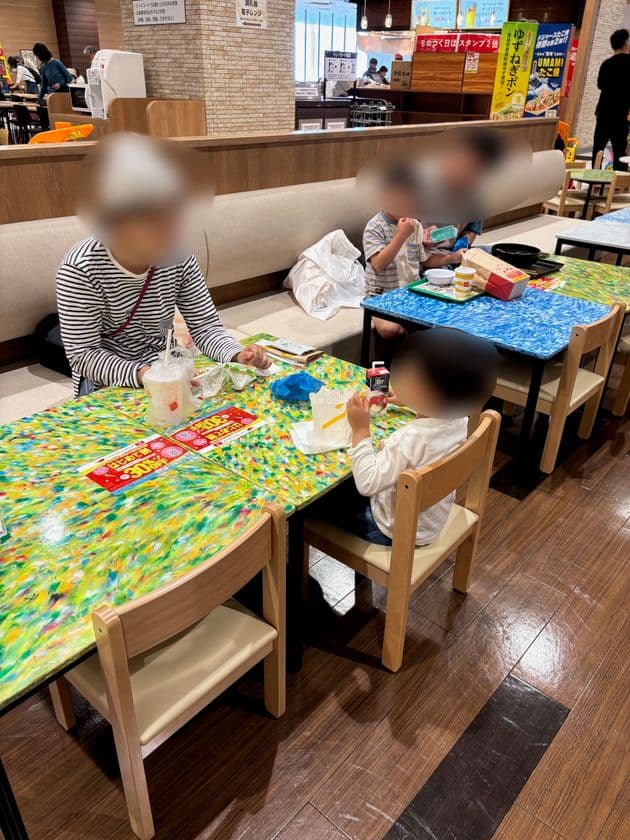 イオンモールで回収したペットボトルキャップを
100%再生利用し「キャップボード」を開発・提供して納品