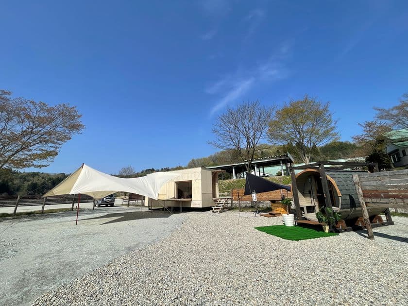 山形県初!バレルサウナ付グランピングサイトオープン!
SnowPeakと隈研吾氏のコラボモバイルハウス
「住箱-JYUBAKO-」を客室にしたサウナグランピングが誕生!