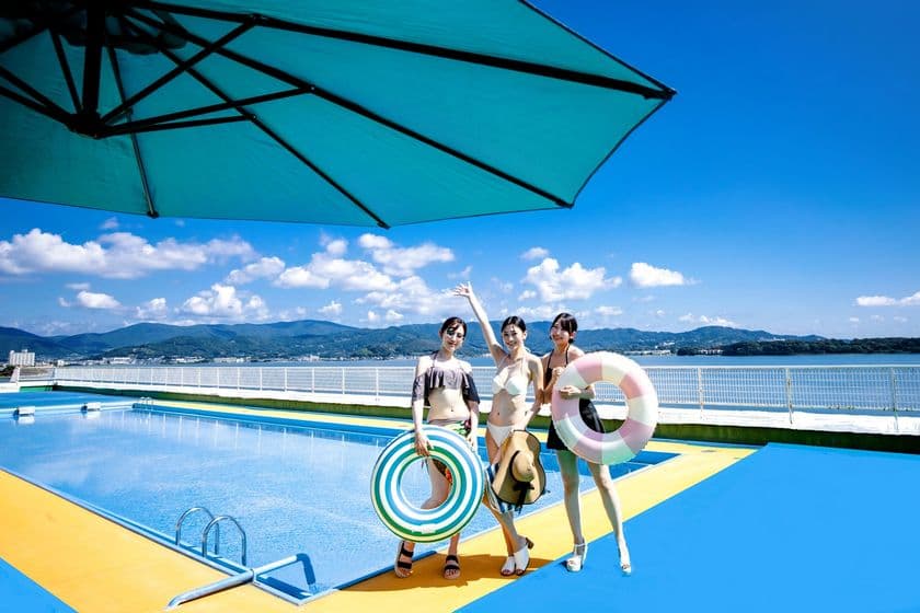 奥浜名湖のビーチに建つ「ホテルリステル浜名湖」
青空すれすれのスカイプールをリニューアル!
6月28日より浜名湖最速でプール営業開始