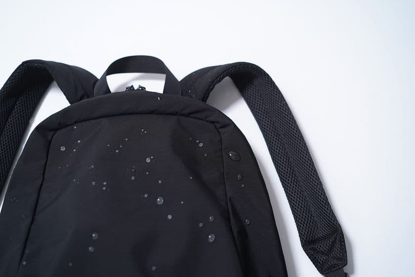 人気デザインユニットTENTと共同開発した“防水仕様”の
リュック「VEIL waterproof」が登場!