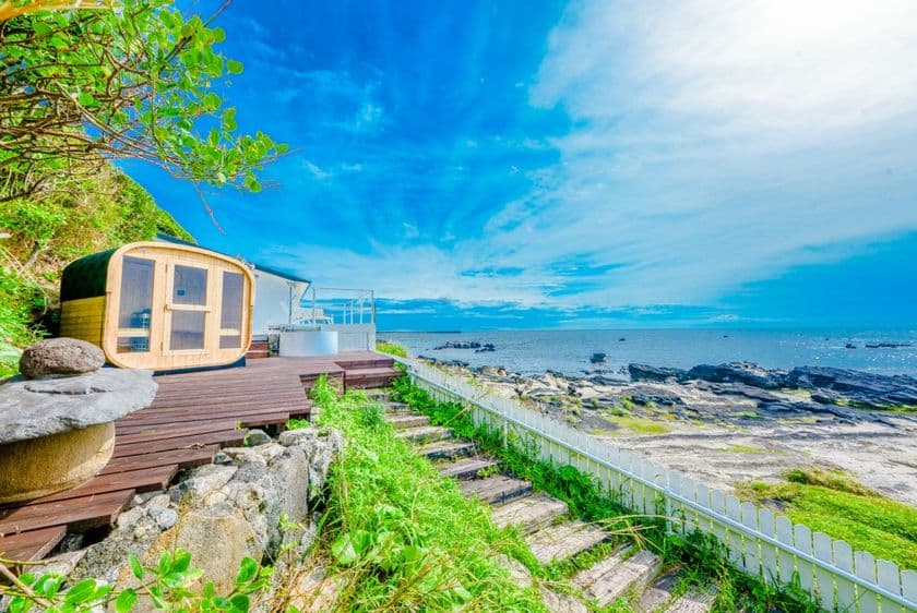 東京からたった1時間半。
“離島のような”絶景と澄み切った海を同時に楽しめる、本格的サウナがTHE HOUSE諸磯にてオープン!