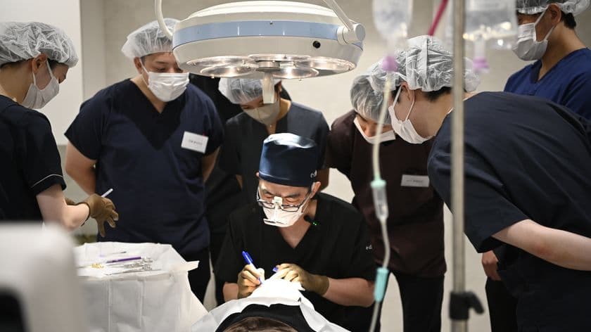 美容外科クリニック「eクリニック」が
医師向けに「公開カンファレンス」を実施