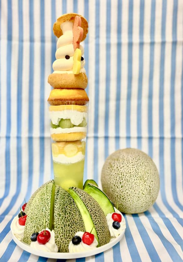 メロンをまるごと1個使用した
「メガ盛りコッコちゃんパフェ~サマーVer~」を発売