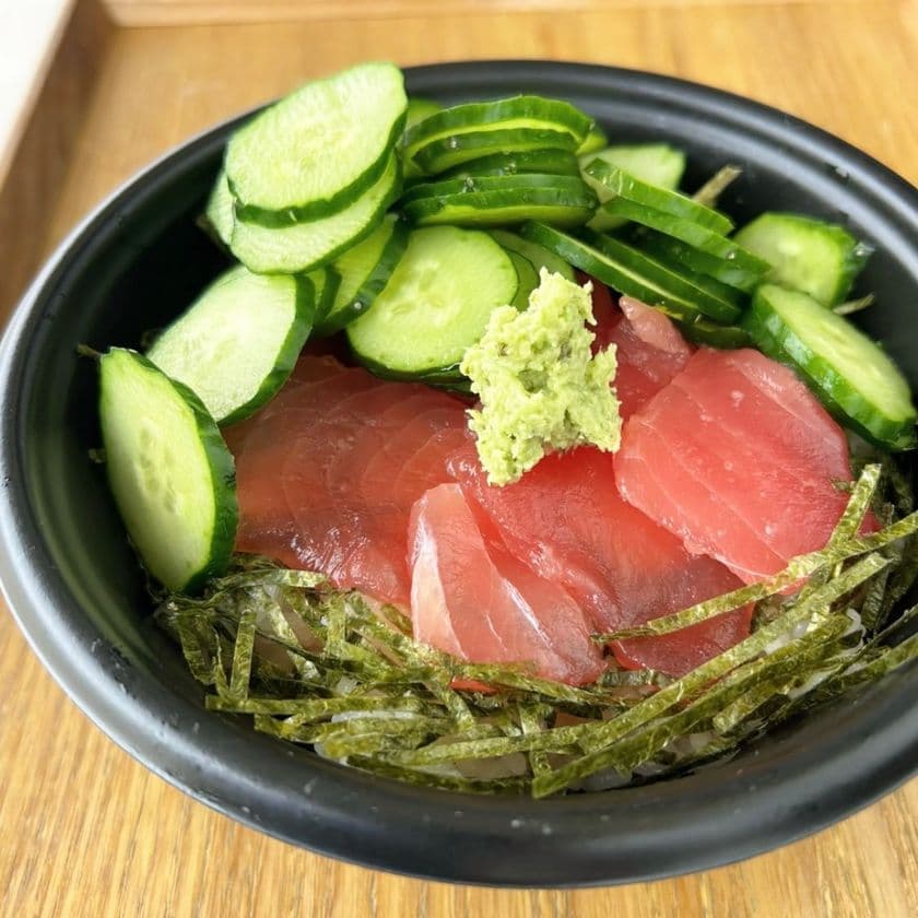 \とろろかけ放題!? きゅうりもスライス放題!?/
群馬県渋川市 上州・村の駅内「まぐろ丼屋とと丸」
『きゅうりまみれのまぐろとろろ飯』
6月14日(土)~7月13日(日) 期間限定販売