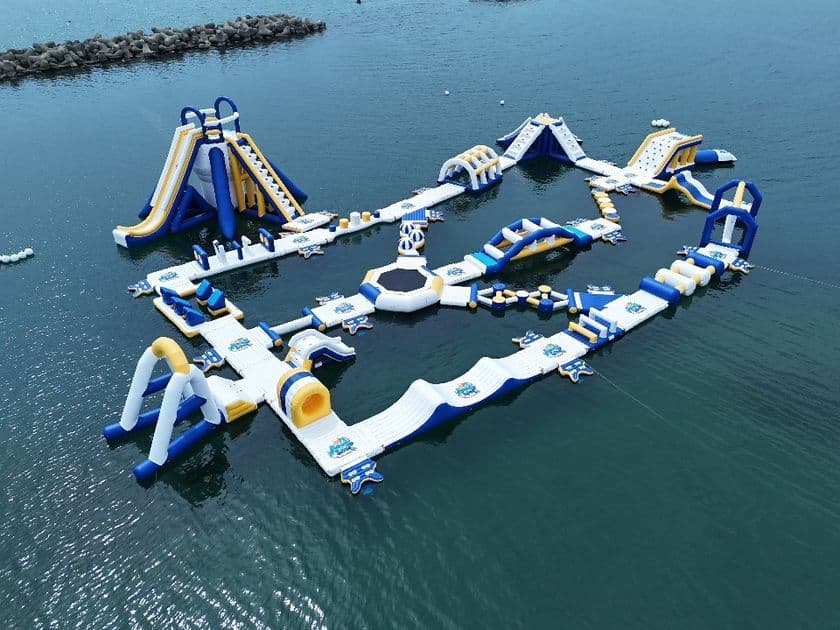 和歌山市・片男波海水浴場にて全周約136mの海上アスレチック
「AQuaLooP(アクアループ)」が7月5日にオープン!