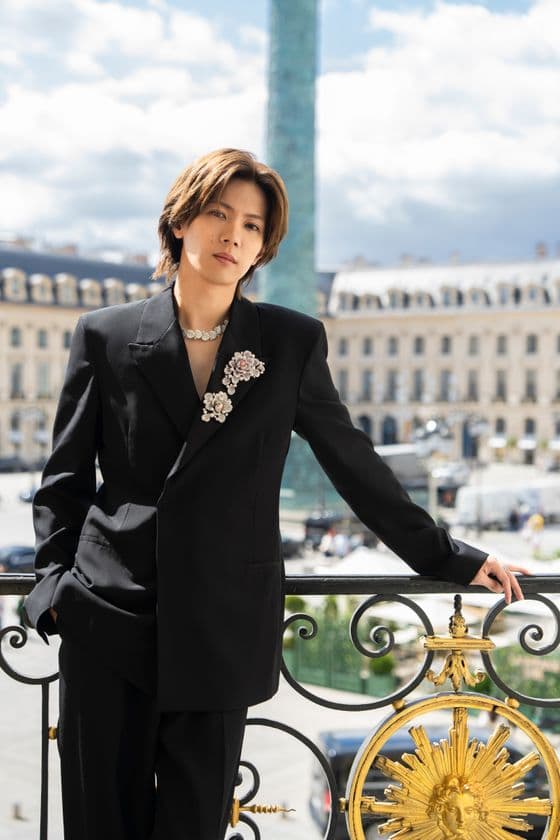 神宮寺勇太がパリ・オートクチュールに登場!
ミキモトの新作ハイジュエリーを華麗に纏い、
大きなバラが胸元に輝くジャケットスタイルを披露。
風に舞うバラの花びらがモチーフの
新作ハイジュエリーコレクション「Les Petales」発表