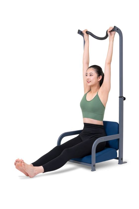 爆発的ブームとなったぶら下がり健康器が約半世紀ぶりに進化!
座椅子と合体した「ぶらさがりチェア」発売