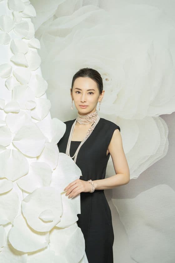北川景子、ミキモトのジュエリーを纏ってパリ・ヴァンドーム広場へ
ミキモトパリ店を初訪問、スペシャルムービー公開