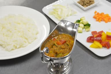 学生達発案レシピにより総料理長が試作の洋風だしトマトカレー