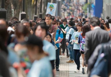 表参道ヒルズ店ではオープン2時間前から並んだ人も