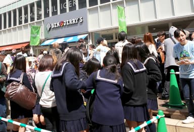 コピス吉祥寺店では多くの親子連れや学生で賑わい、最大70分待ちを記録