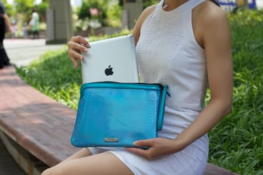 「Aurora Tablet Clutch」ブルー