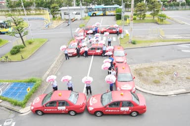 教習車で雨の日の事故5倍を表す「5」を作ってくれました