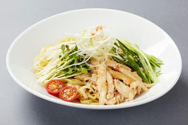 蒸し鶏の胡麻だれ麺