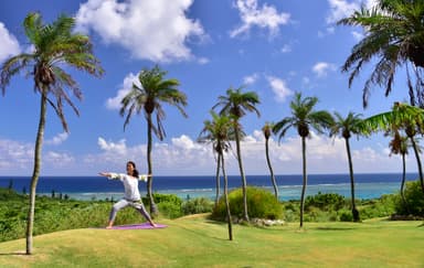 南国リゾートの太陽と海を感じる開放的なモーニングヨガ