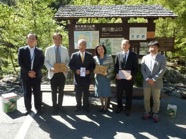 2014年9月25日　荒川登山口での贈呈式：中央左から、荒木町長、三井化学／小久江CSR部長、三井化学産資／赤松総務部長