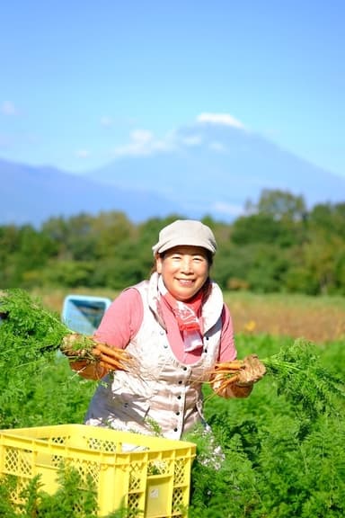 富士山臨む農場で代表 由井