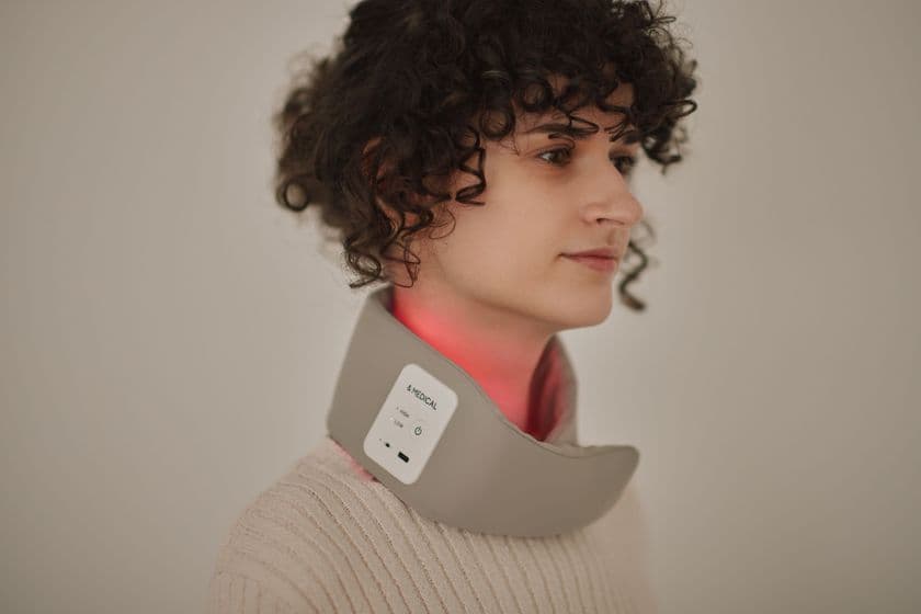 コリは光でほぐす時代へ
光温熱LED搭載のリカバリーデバイス『LUMICARE』シリーズを発売