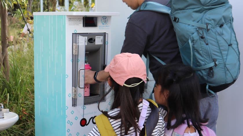 大阪・関西万博レガシー!
来場者と運営スタッフの行動変容のご報告!
ペットボトル容器での給水から、マイボトルでの給水へ!
マイボトル持ち歩き!中身が無くなれば“給水”が新たな選択へ