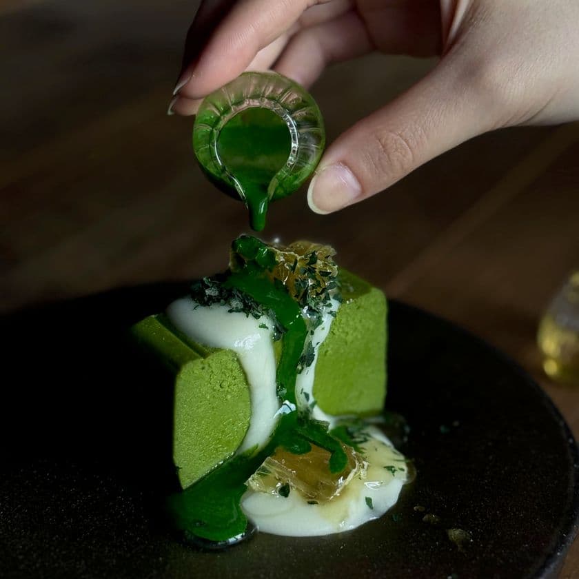 やさしい甘み、深い香り。
堀養蜂園 × 頓宮茶寮の秋限定メニュー
「蜂蜜抹茶テリーヌ」と「はちみつ和紅茶」。
販売開始 10月1日~