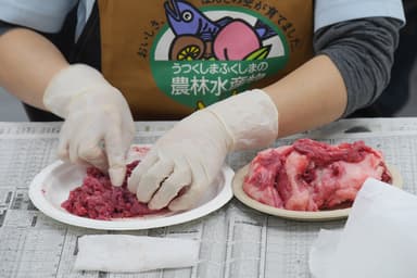 検査のために持ち込まれた牛肉を職員が細かく刻む