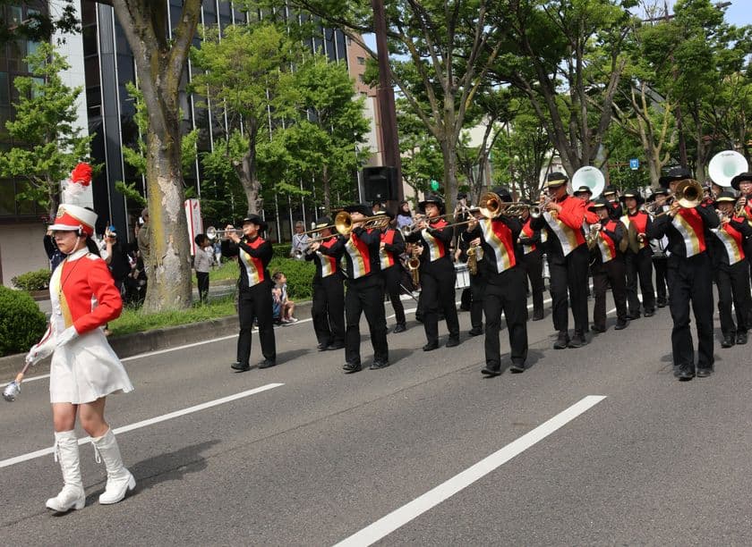 和歌山市の秋を彩る「けやきスペシャルパレード」開催!
生徒たちによる音楽パレードを実施!