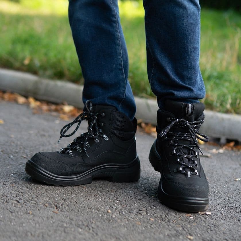 フィンランド発 人気ブランドの新作を発売!
冬を乗り切るファッションアイテム
KUOMA メンズ防寒ブーツ&Myssyfarmi ニット帽が登場