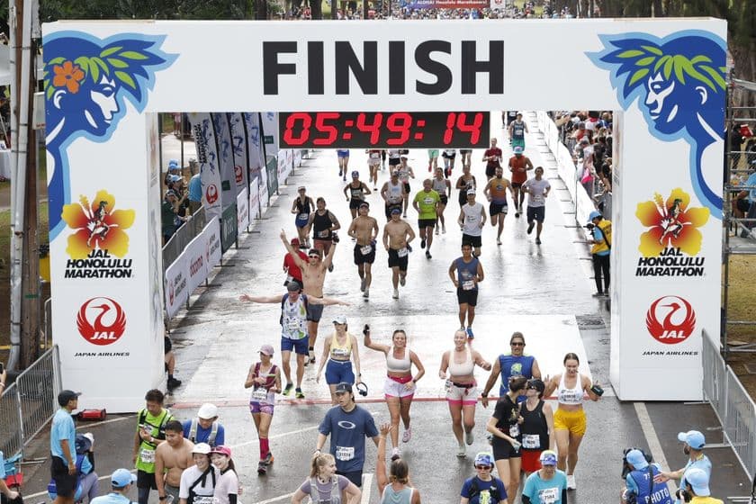 「JALホノルルマラソン2025」
制限時間なし、誰もが参加できる夢の舞台
過去最高の42,962人がエントリー、うち日本人は11,984人