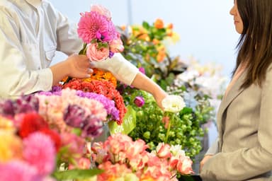 フローに沿って花を選ぶ様子イメージ