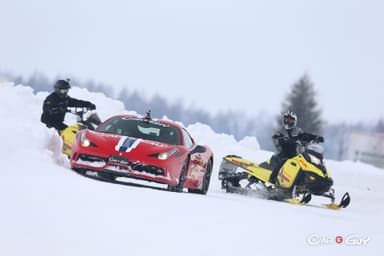 スノーモービルとのコラボ・パフォーマンスも！