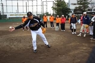 動きを交えつつ内野手の基本動作を説明する宮本氏