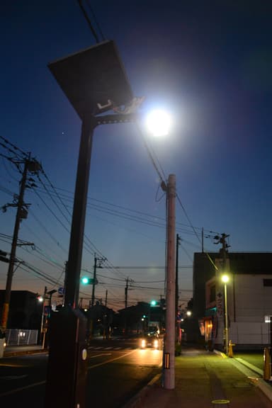 多機能次世代ソーラーLED街路灯(国道221号・夜間・点灯時)2