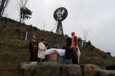 倍賞さん モニュメント「祈りの塔」の除幕式