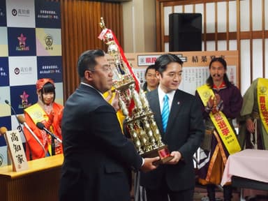 総合第1位へのトロフィー授与