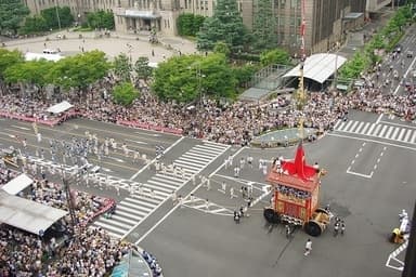 鑑賞会場から撮影した辻回しの風景