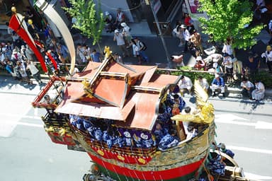 後祭で登場する舟鉾(鑑賞会場から撮影)