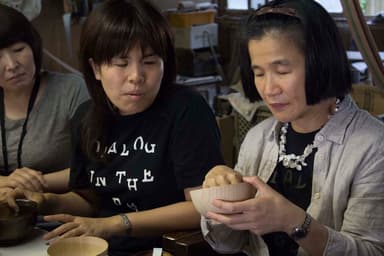 商品開発の様子(会津漆器の工房にて)2