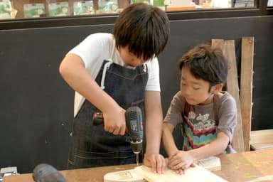 自分だけの力で作りたい子どもたち