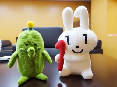 マイナちゃん・マイナンバー制度のイメージキャラクタ(右)、ふーまん・株式会社不満買取センターのキャラクタ(左)