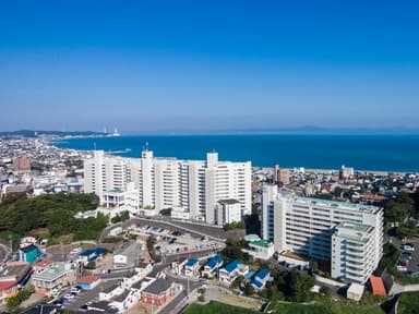 三浦海岸に建つ白亜のホテル（本館・別館）