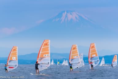 会場の江ノ島沖から望む富士山と江ノ島