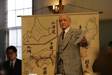 電気事業再編成を審議する会議で熱弁をふるう松永(吉田鋼太郎)