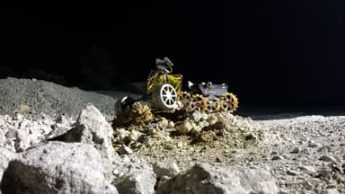 左：遠隔操縦でピッツバーグから参加予定の米Astroboticのローバー／右：ハクトの4輪ローバーMoonraker