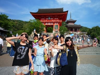 平安神宮や清水寺などの観光地を巡ります