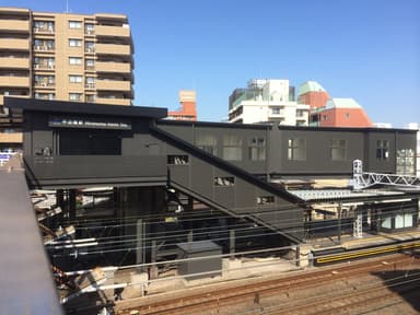 新デザインを適用した平沼橋駅(昼)